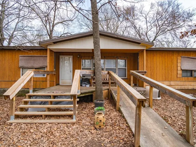 a view of a house with backyard