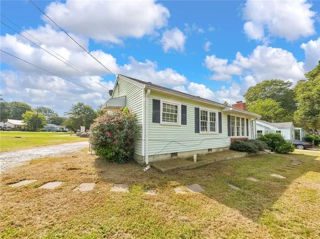 a view of a house with a yard