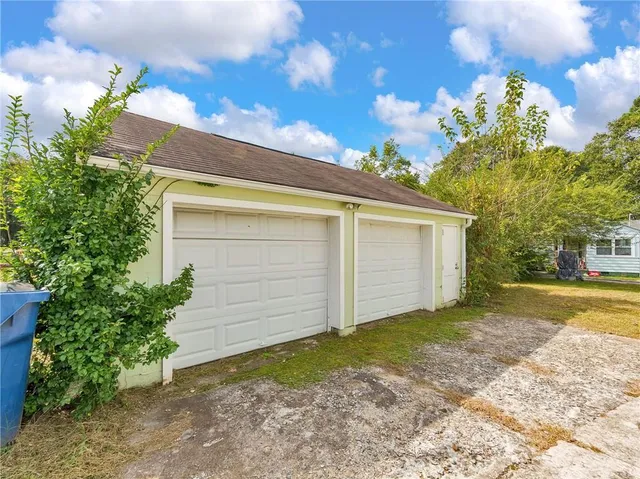 a view of a house with backyard and garden