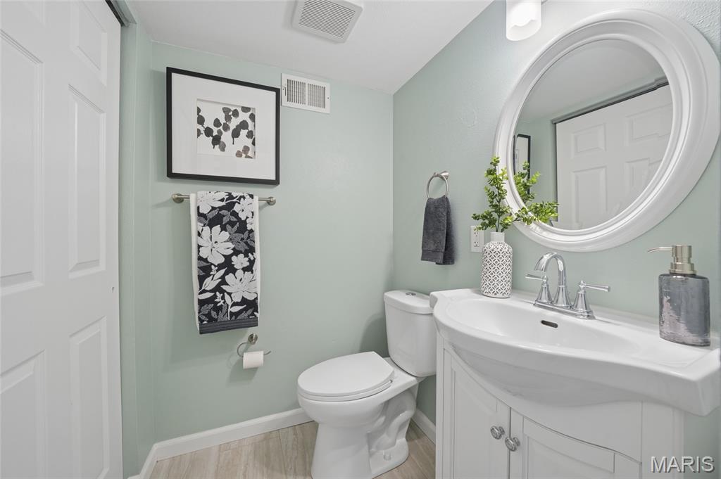 807 Portsdown Road Ballwin, MO 63011 - Photo 11 of 25