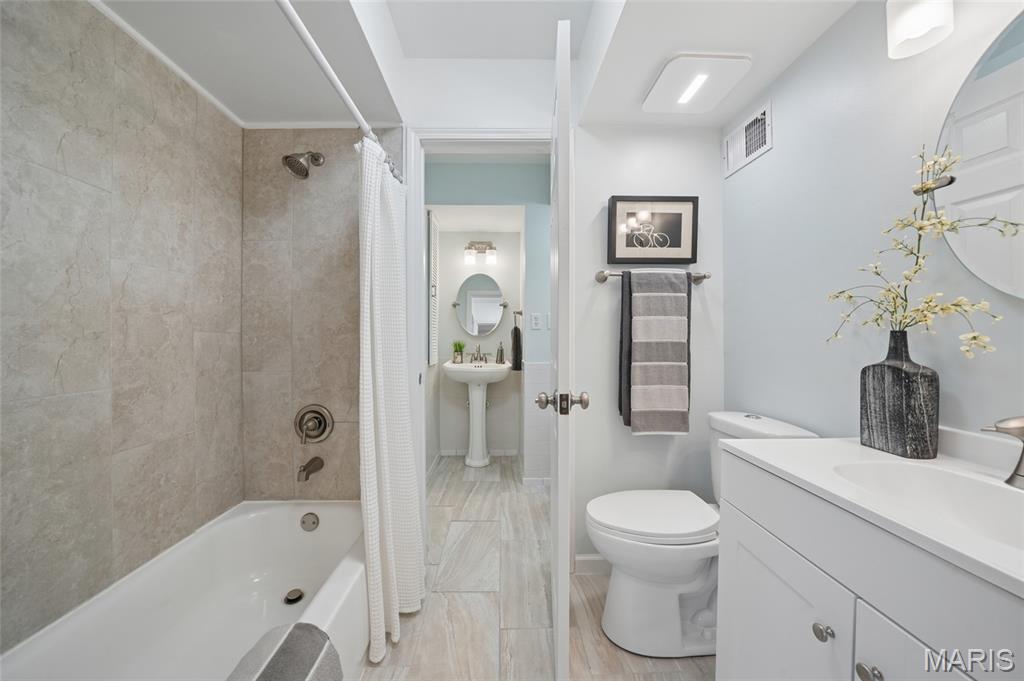 807 Portsdown Road Ballwin, MO 63011 - Photo 17 of 25