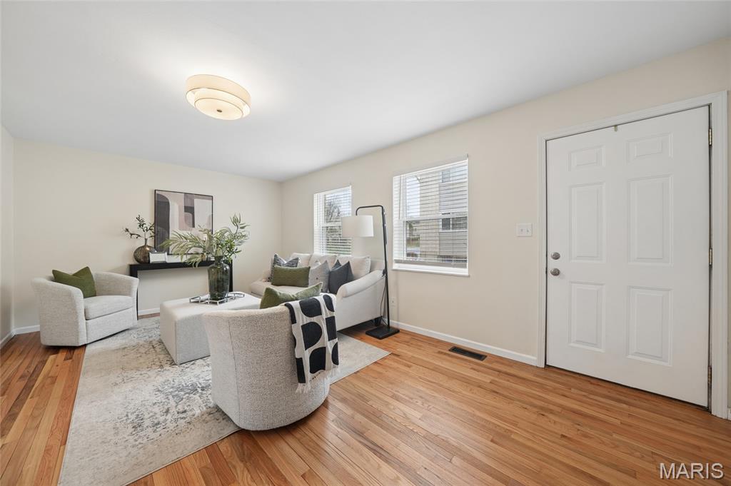 807 Portsdown Road Ballwin, MO 63011 - Photo 2 of 25