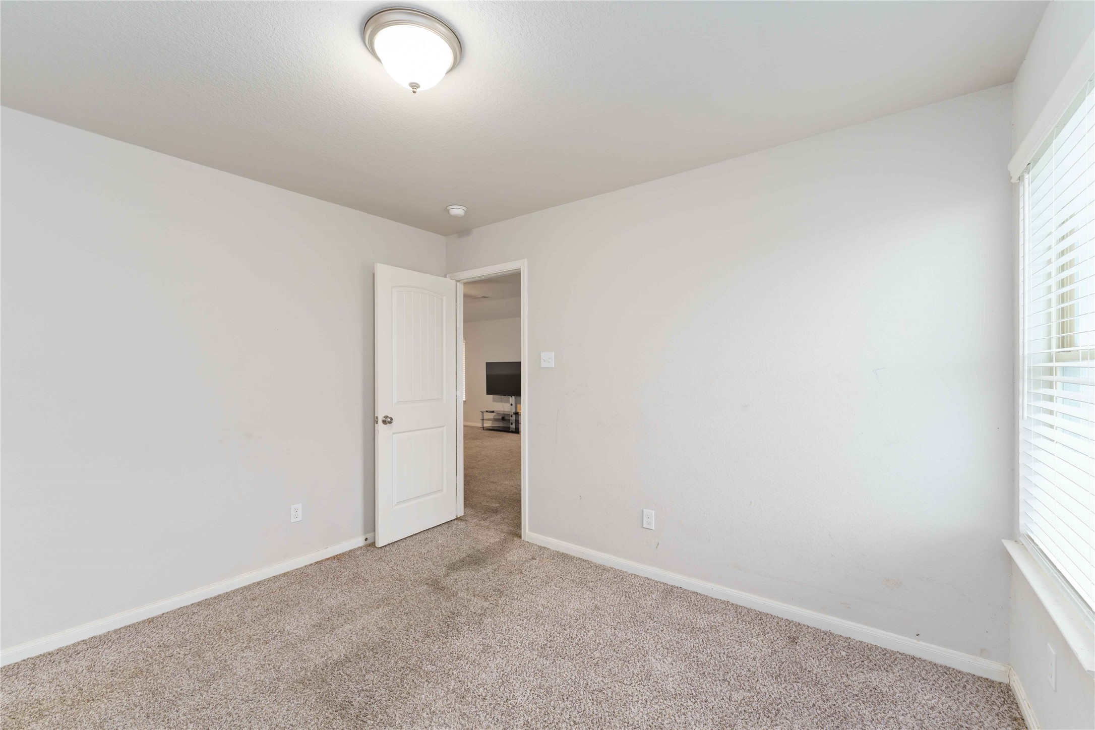 7002 Victorville Drive Rosharon, TX 77583 - Photo 15 of 27 an empty room with windows and closet