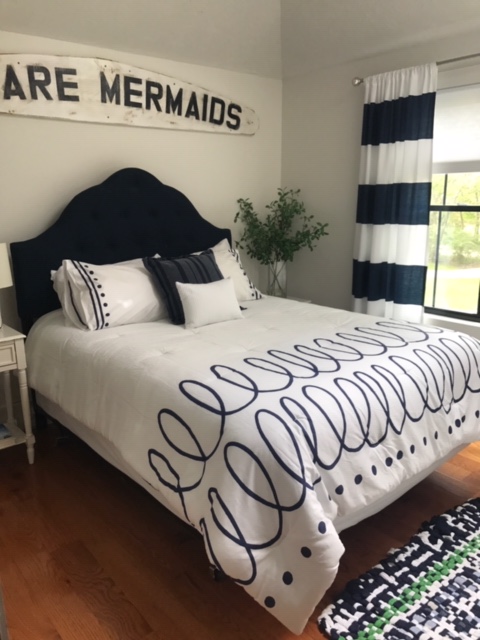 95 Whalers Walk Edgartown, MA 02539 - Photo 17 of 33 a bedroom with a bed and a window
