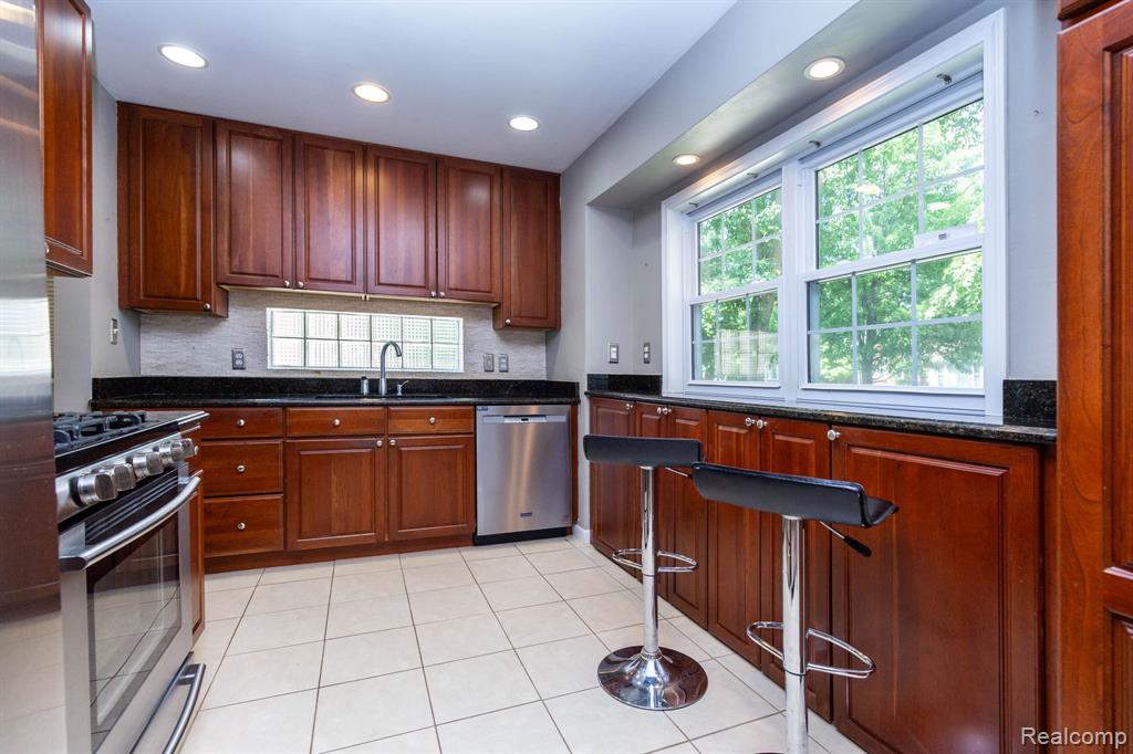 4237 Wakefield Road Berkley, MI 48072 - Photo 7 of 37