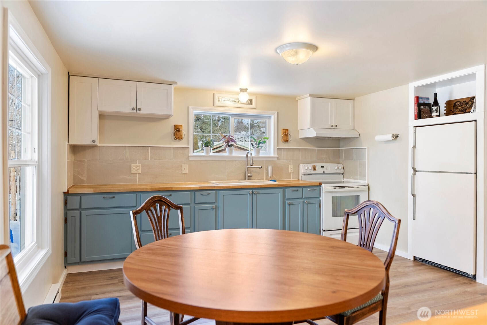 146 East Chewuch Road Winthrop, WA 98862 - Photo 17 of 39 a kitchen with stainless steel appliances granite countertop a sink a stove a table and chairs