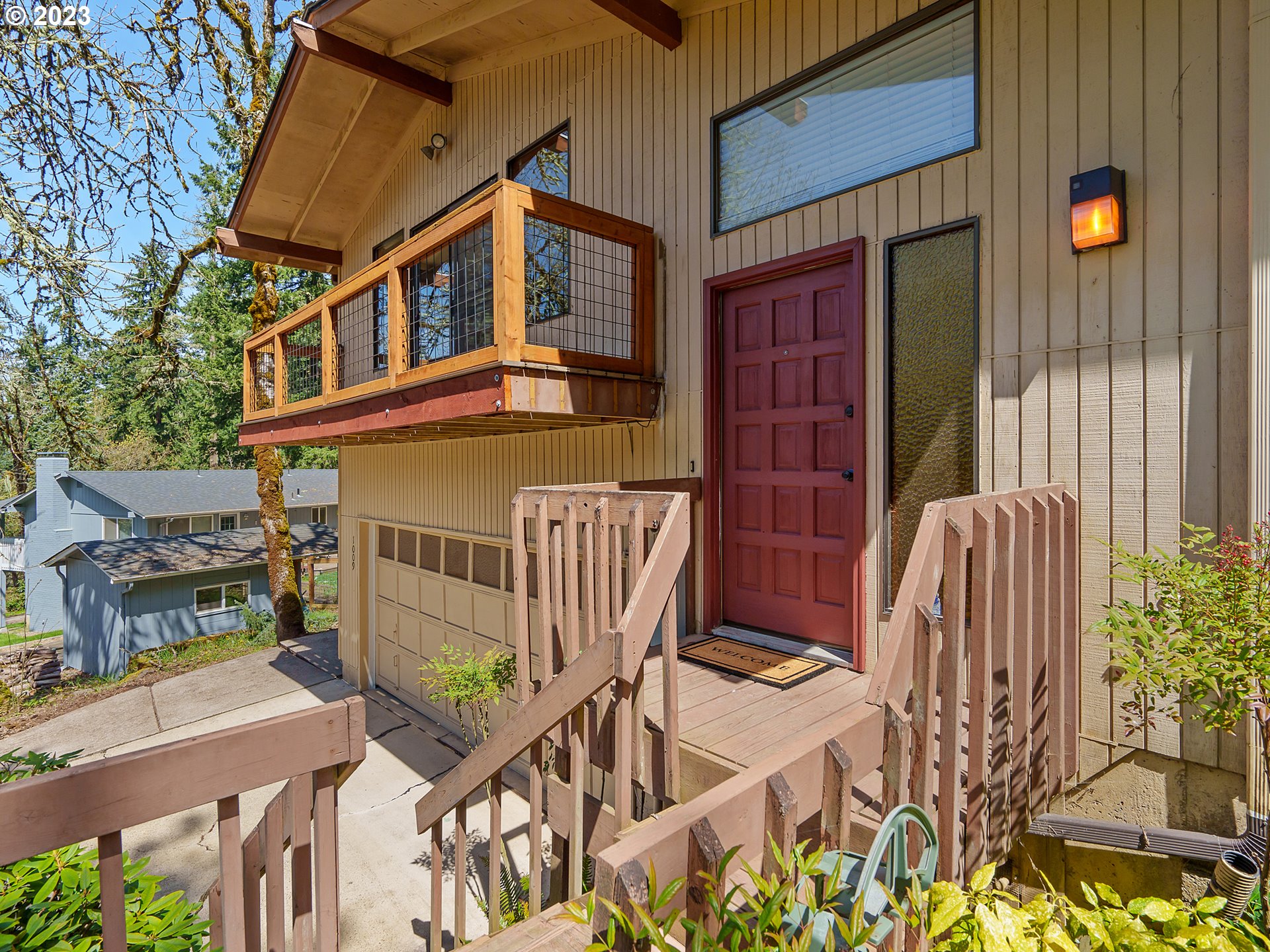 1009 South 70th Street Springfield, OR 97478 - Photo 2 of 48 a front view of a house with a garden