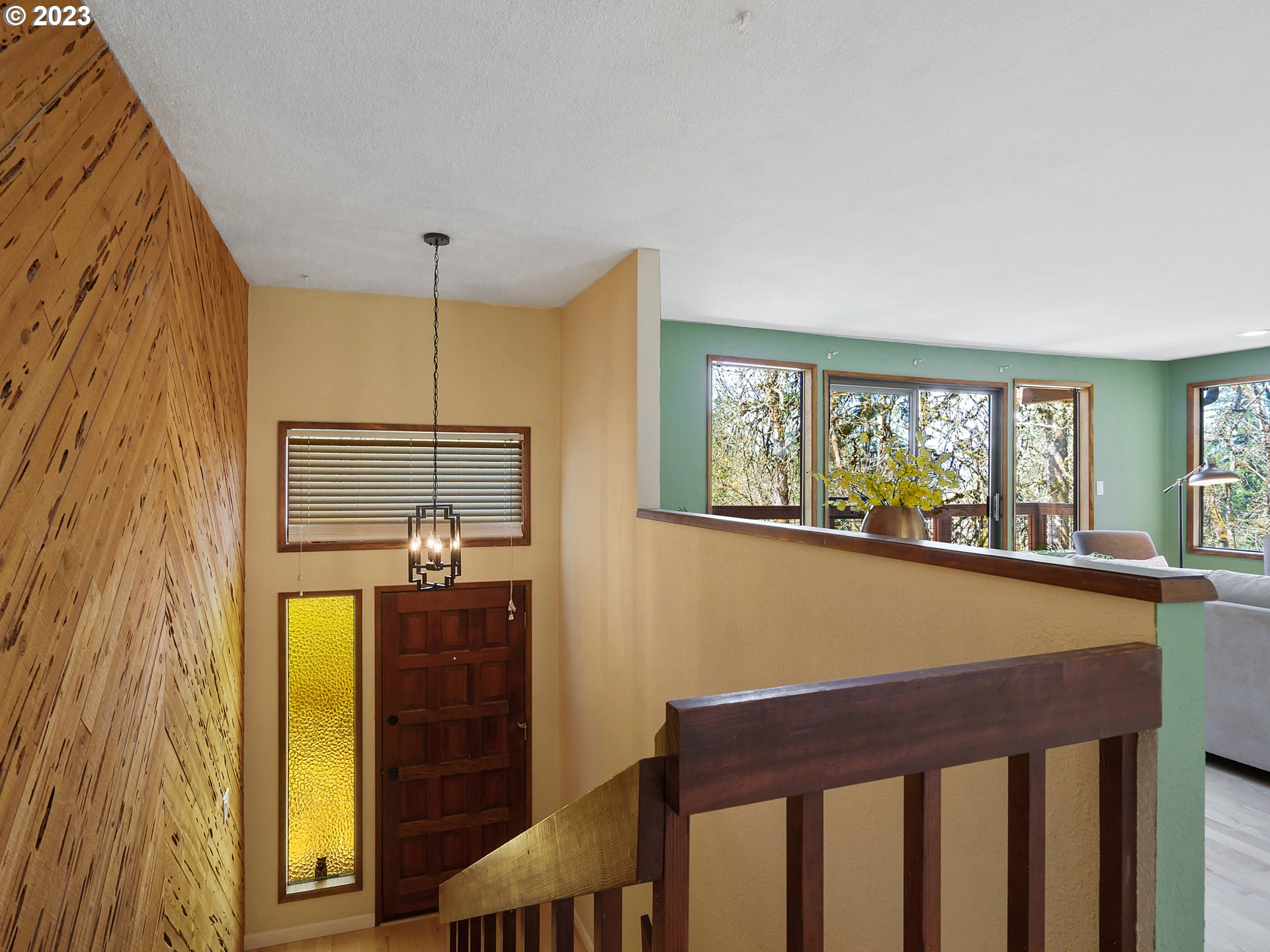 1009 South 70th Street Springfield, OR 97478 - Photo 3 of 48 a room with window and mirror