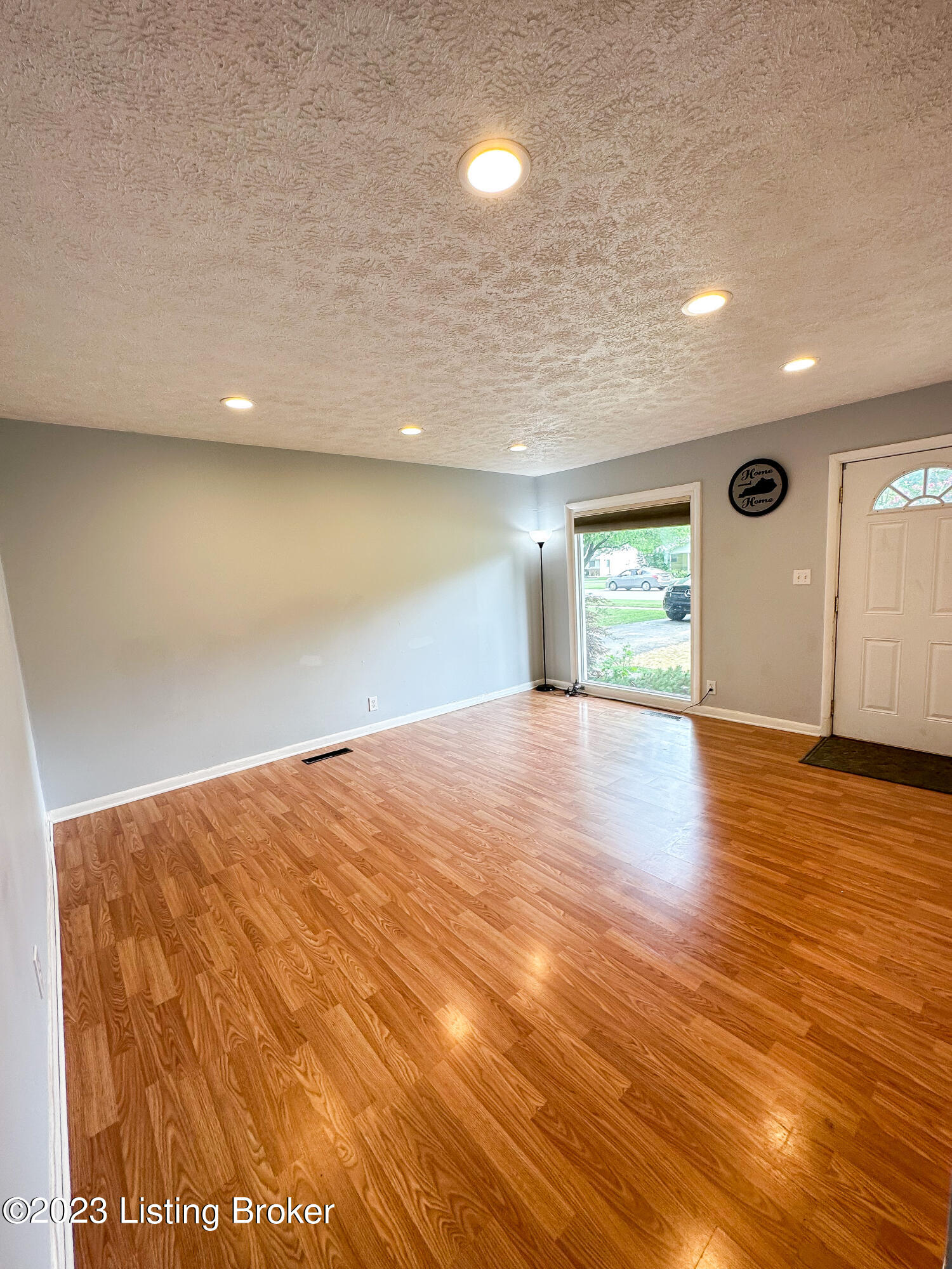 1839 Heaton Road Louisville, KY 40216 - Photo 5 of 29 IMG_4333