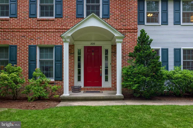 $719,900 | 220 Sturbridge Drive, Wyomissing, PA 19610