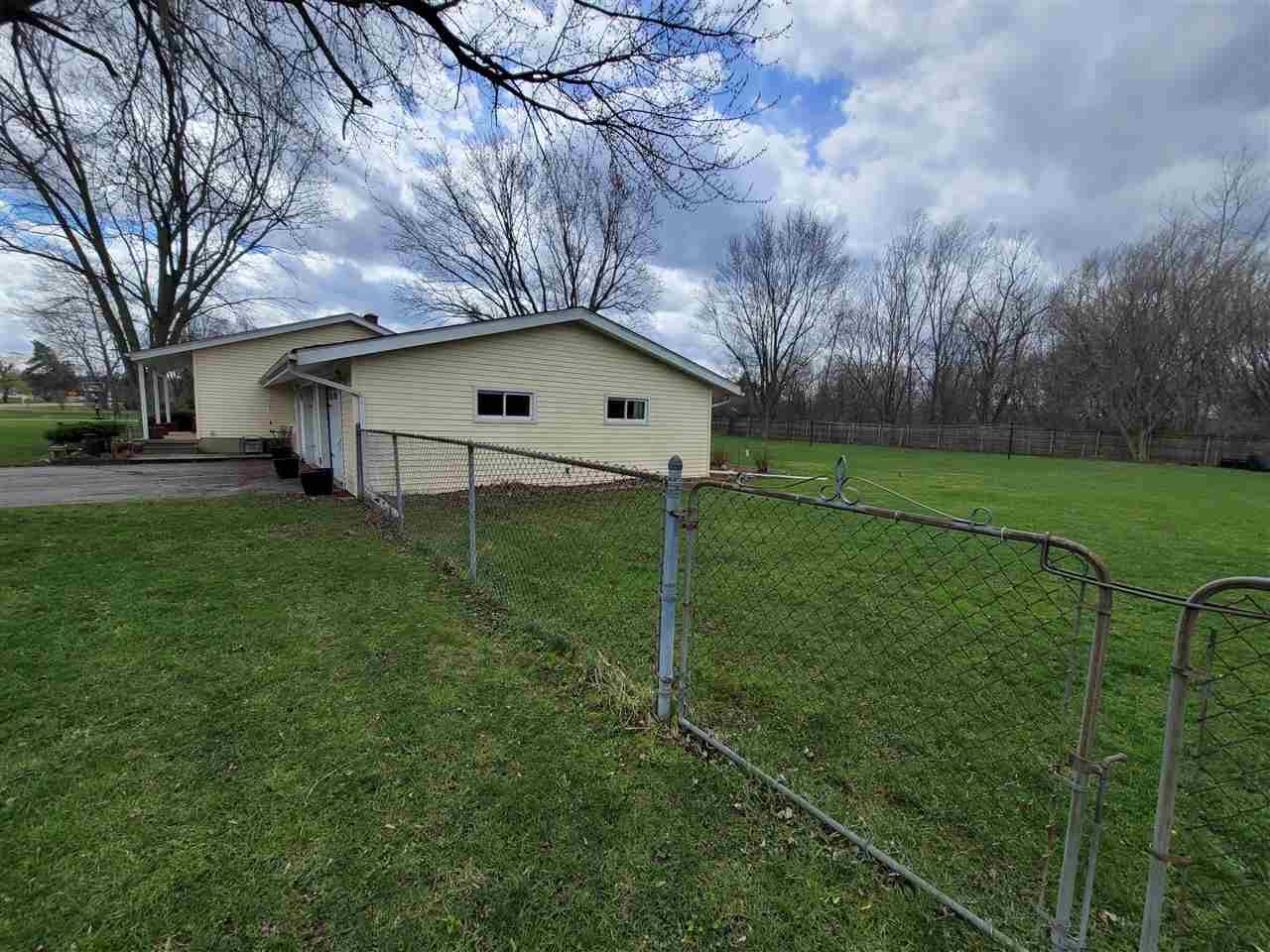2416 Howe Road Burton, MI 48519 - Photo 27 of 29 50071318-26.JPG
