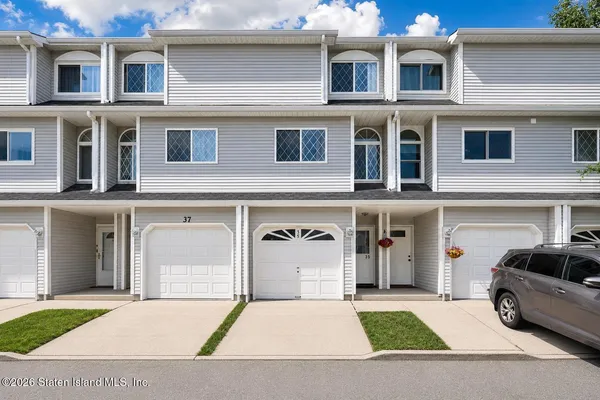 $558,000 | 35 Simmons Loop | Travis-Chelsea