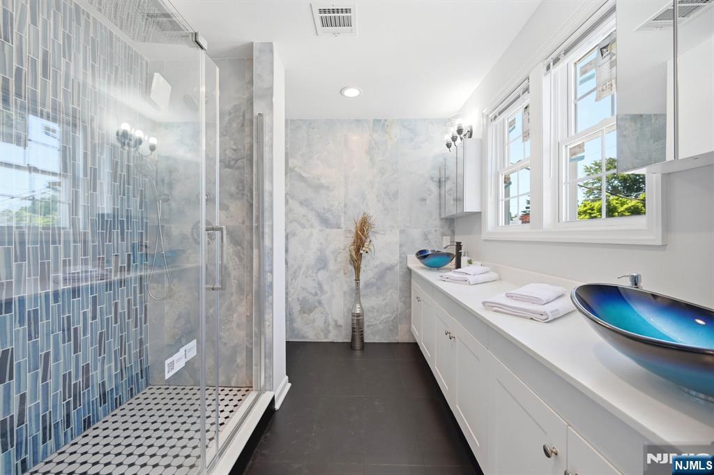 77 Chestnut Street Lodi, NJ 07644 - Photo 23 of 47