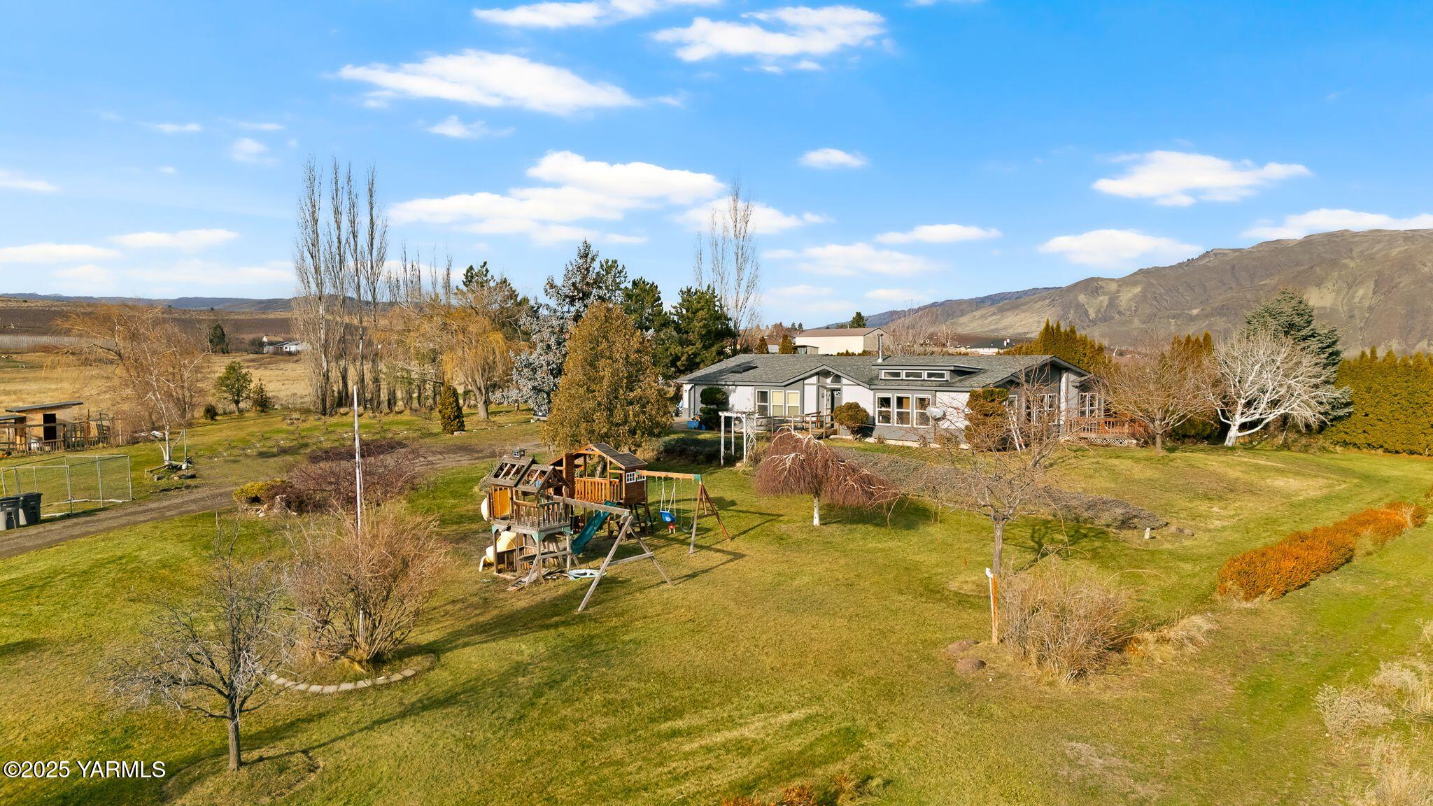 1880 Franklin Road Tieton, WA 98947 - Photo 11 of 29 a view of a lake with a mountain