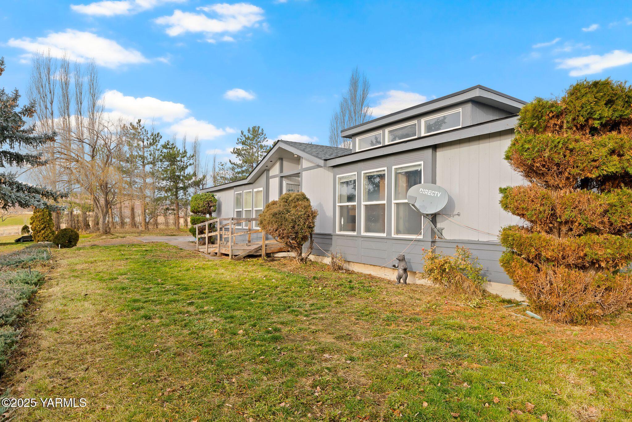 1880 Franklin Road Tieton, WA 98947 - Photo 15 of 29 a large tree in front of a house
