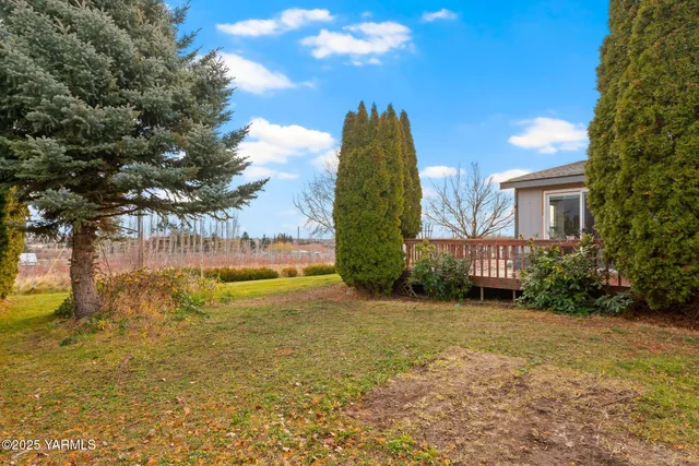 a view of a house with a backyard