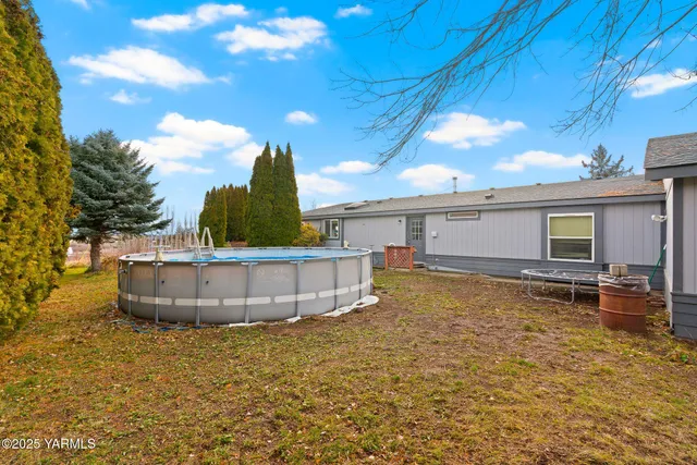 a view of back yard of the house