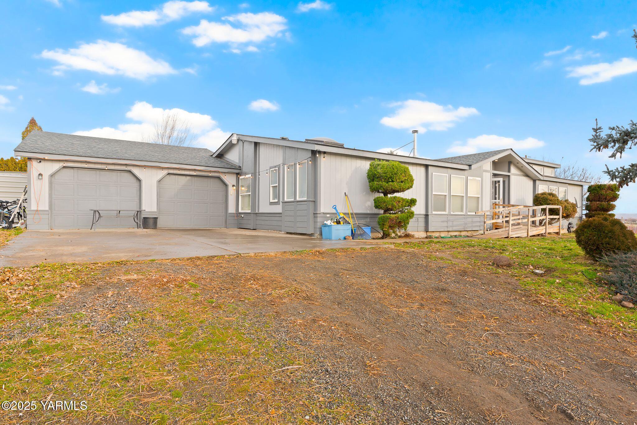 1880 Franklin Road Tieton, WA 98947 - Photo 2 of 29 a front view of a house with a yard