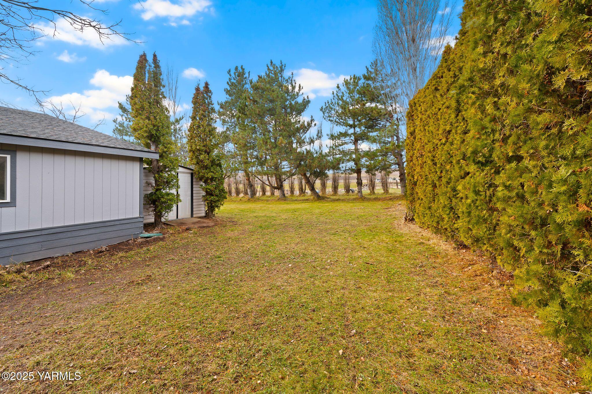 1880 Franklin Road Tieton, WA 98947 - Photo 21 of 29 a view of back yard of the house