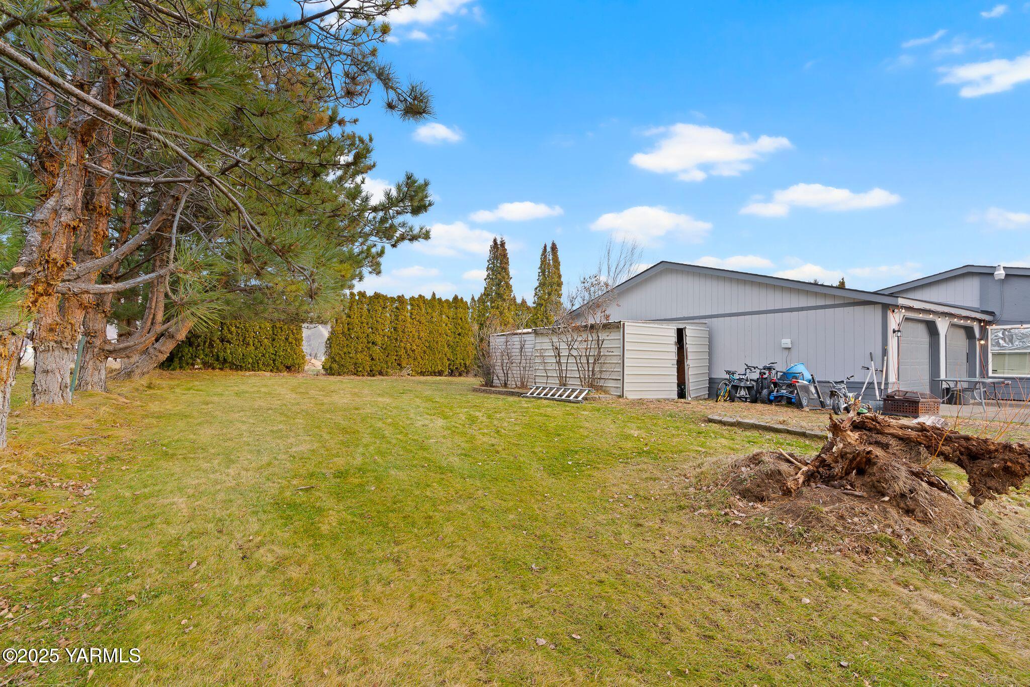 1880 Franklin Road Tieton, WA 98947 - Photo 23 of 29 a front view of a house with a yard