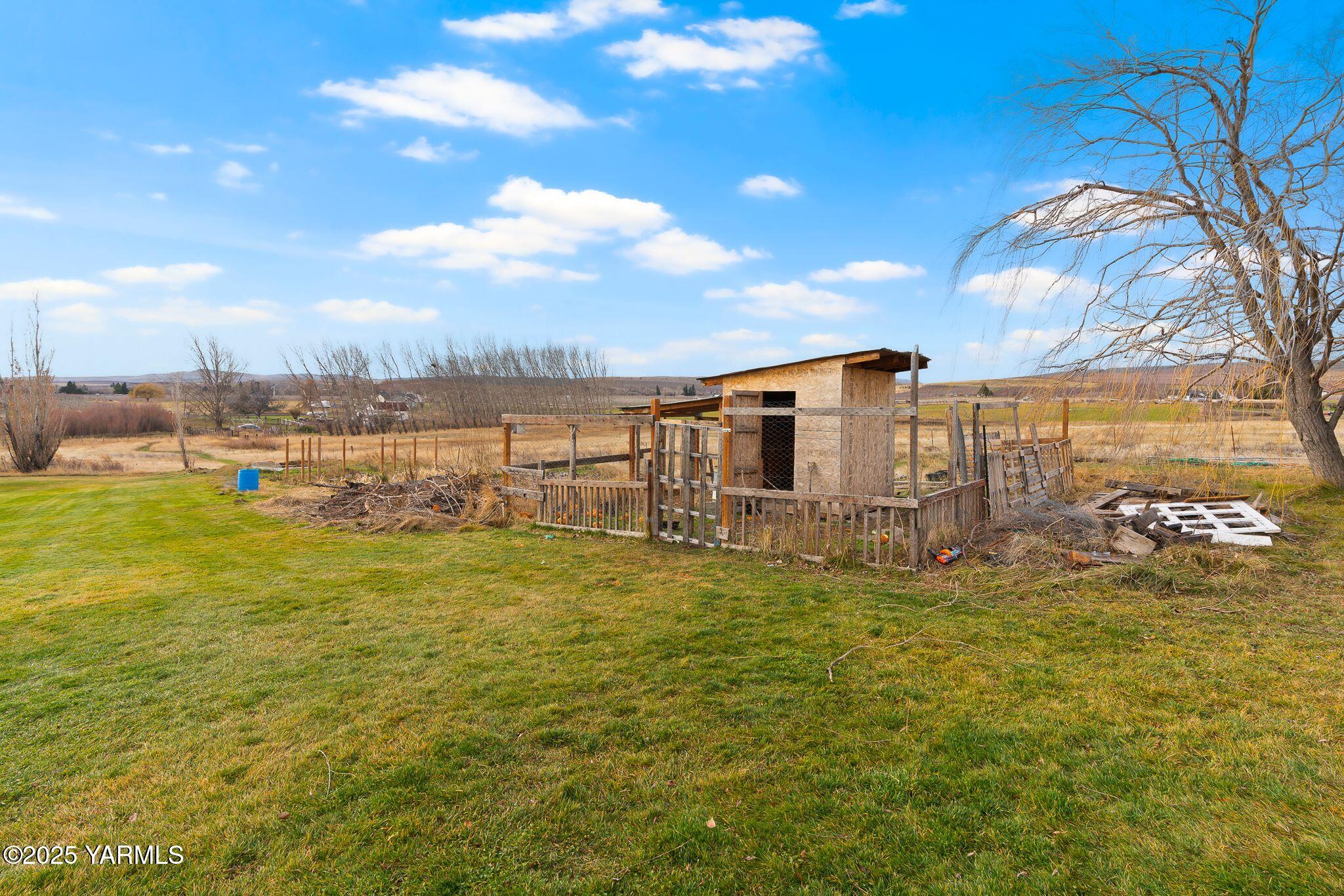 1880 Franklin Road Tieton, WA 98947 - Photo 24 of 29 a swimming pool with an outdoor seating and a yard