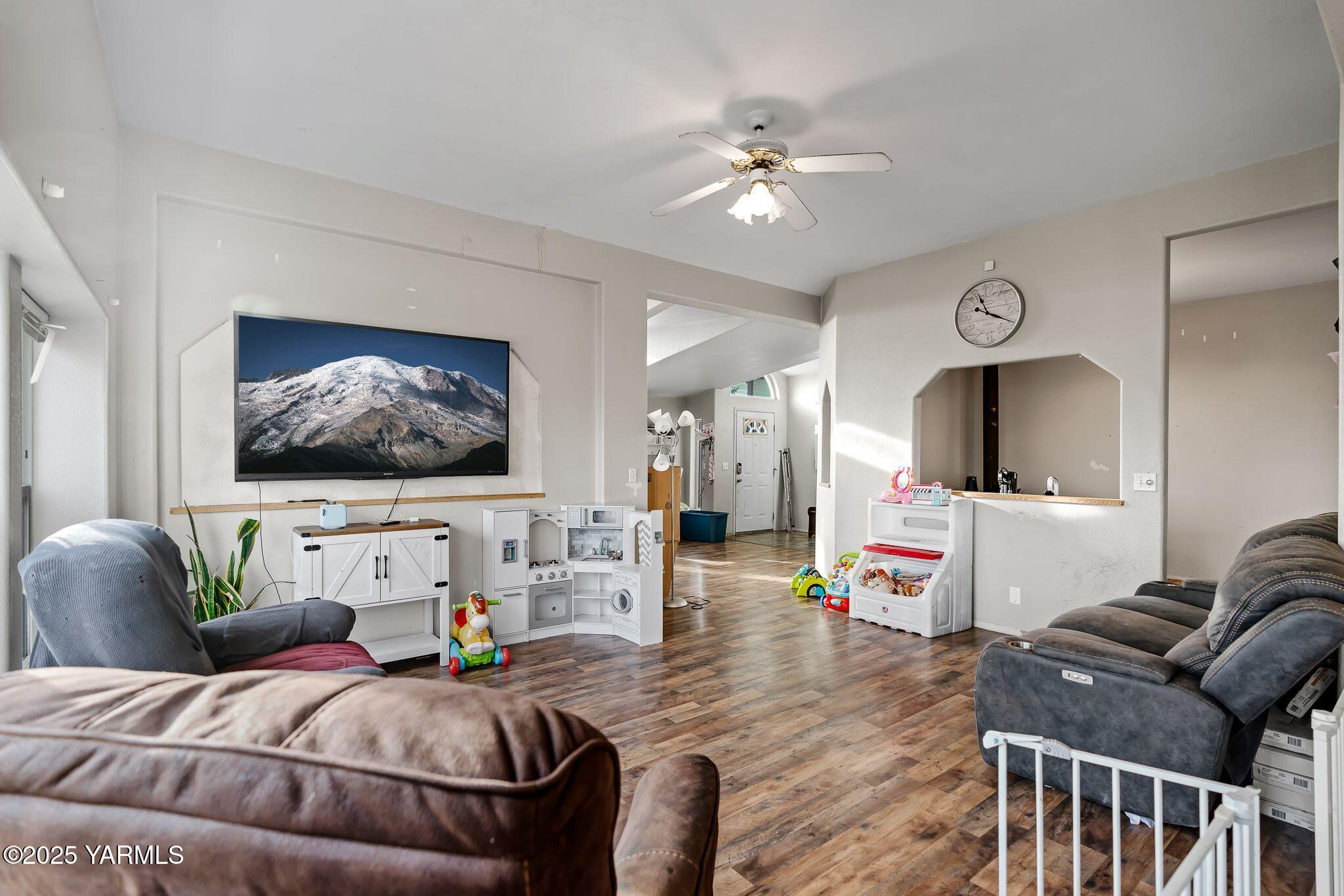 1880 Franklin Road Tieton, WA 98947 - Photo 10 of 29 a living room with furniture and a flat screen tv