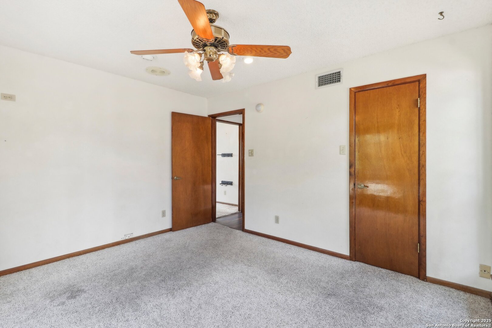 1551 Pebble Beach Road Lakehills, TX 78063 - Photo 23 of 46 an empty room with a chandelier fan