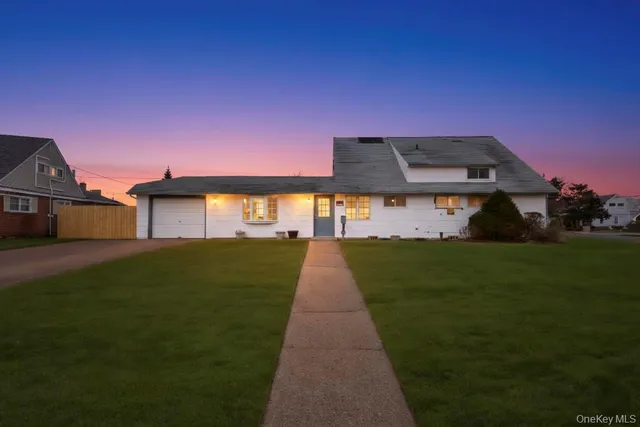 $789,999 | 15 Autumn Lane, Hicksville, NY 11801