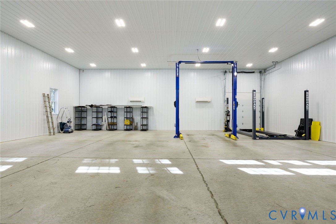 9804 Kingsbridge Road Henrico, VA 23238 - Photo 43 of 50 a view of a hall with gym equipment