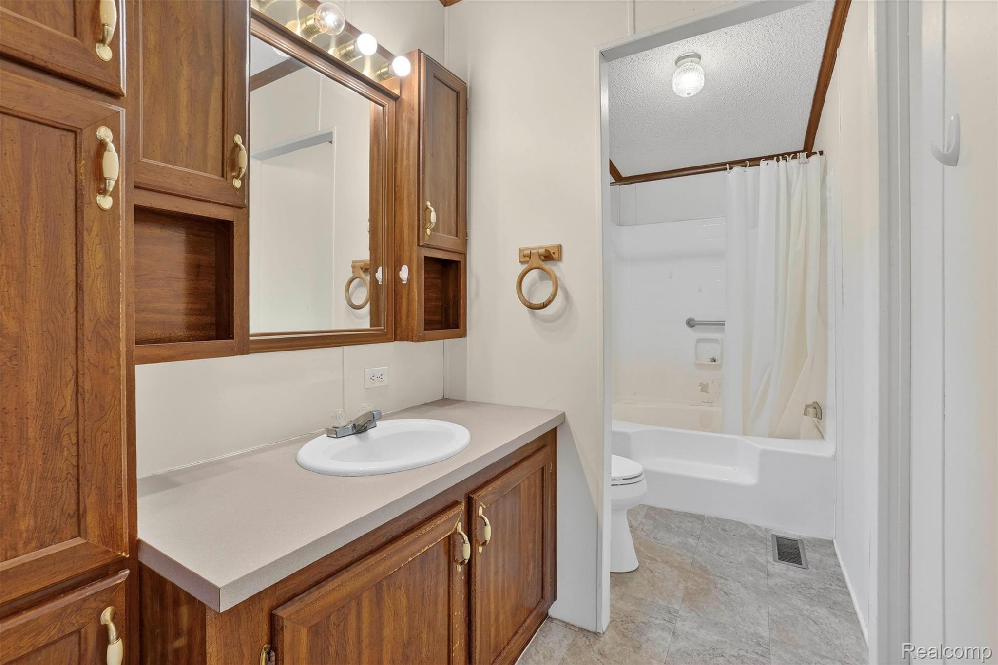 13106 North Genesee Road Clio, MI 48420 - Photo 23 of 46 25-13106 N Genesee Rd Clio, MI 48420-WindowStill-Photography.jpg