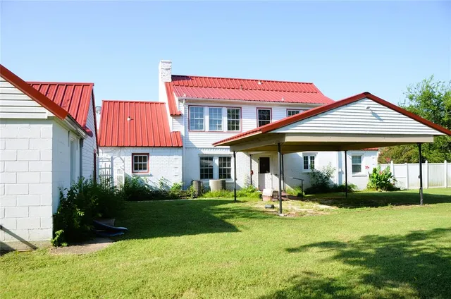 a view of a house with a yard