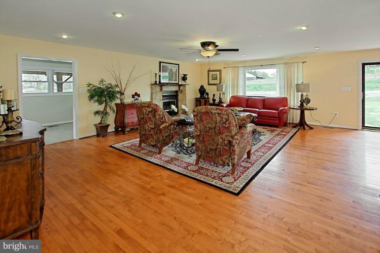 13316 Spriggs Road Manassas, VA 20112 - Photo 2 of 30 Living Room