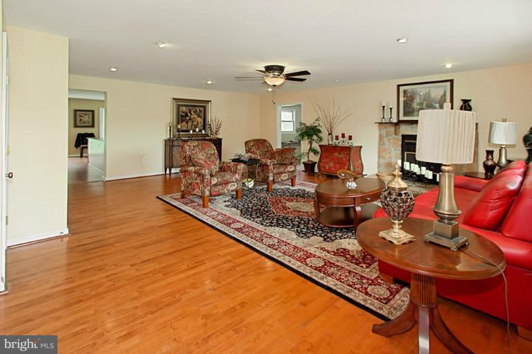 13316 Spriggs Road Manassas, VA 20112 - Photo 8 of 30 Living Room