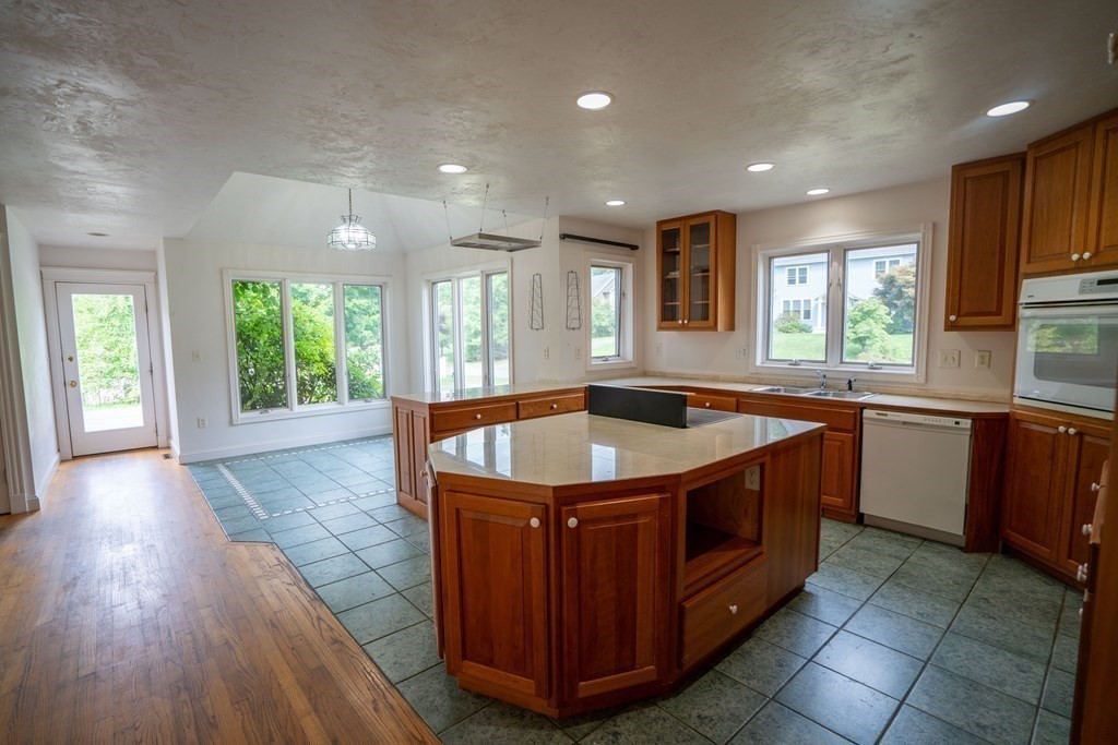 24 Tanglewood Road Amherst, MA 01002 - Photo 7 of 30 Gallery Image 7
