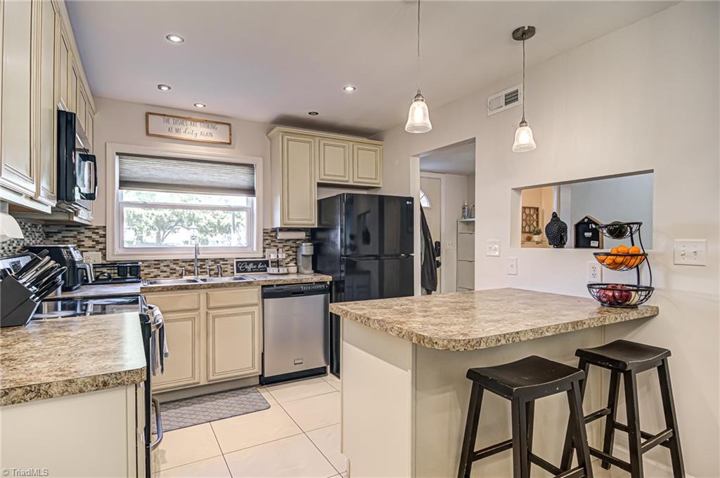 2215 Shadow Valley Road, Unit B High Point, NC 27265 - Photo 12 of 33 What a beautiful kitchen!