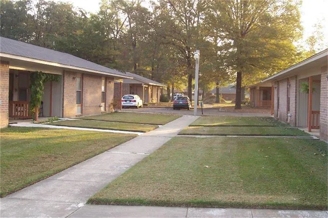 $470 | 303 E Avenue, Hooks, TX 75561