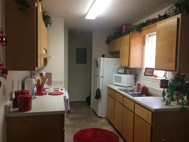 $470 | 303 E Avenue, Hooks, TX 75561