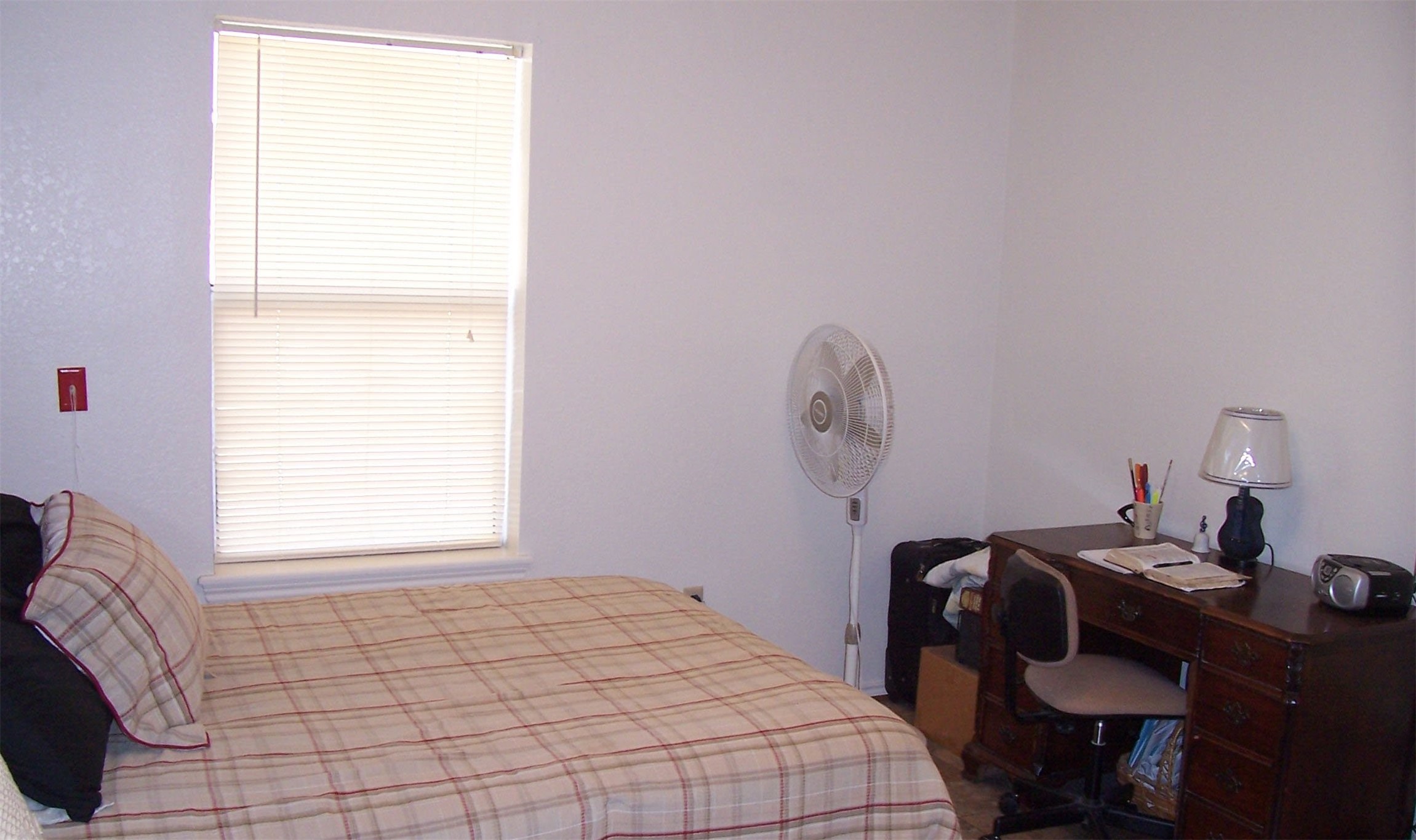 303 E Avenue Hooks, TX 75561 - Photo 18 of 19 a bedroom with a bed and a window