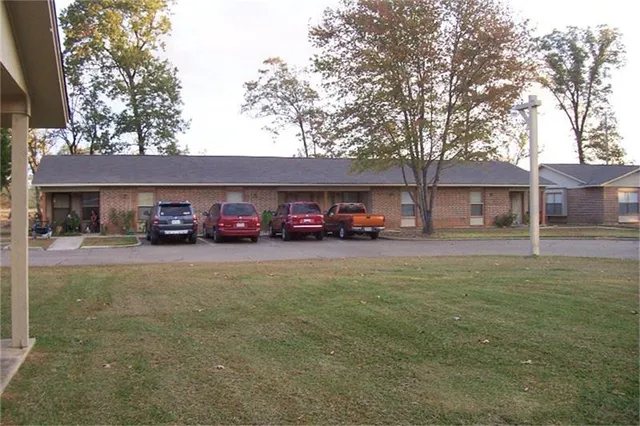 $470 | 303 E Avenue, Hooks, TX 75561