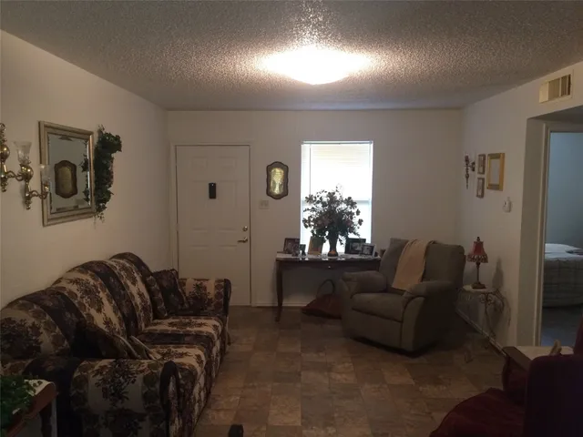 $470 | 303 E Avenue, Hooks, TX 75561