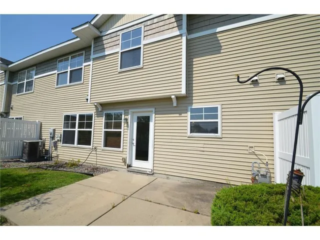 $2,350 | 15661 60th Avenue North, Plymouth, MN 55446