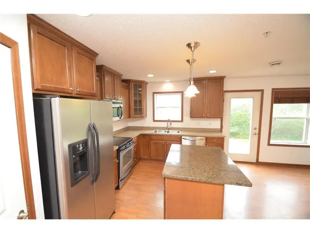 $2,350 | 15661 60th Avenue North, Plymouth, MN 55446