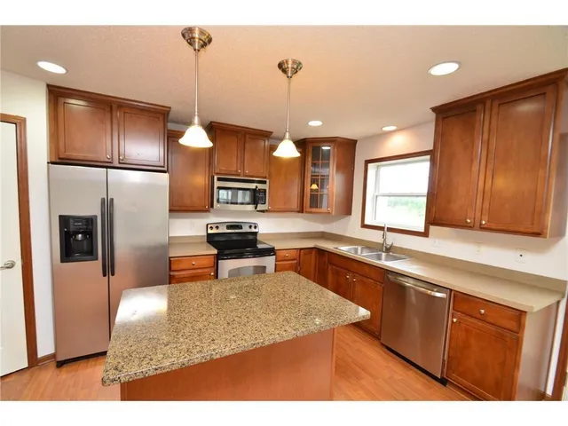 $2,350 | 15661 60th Avenue North, Plymouth, MN 55446