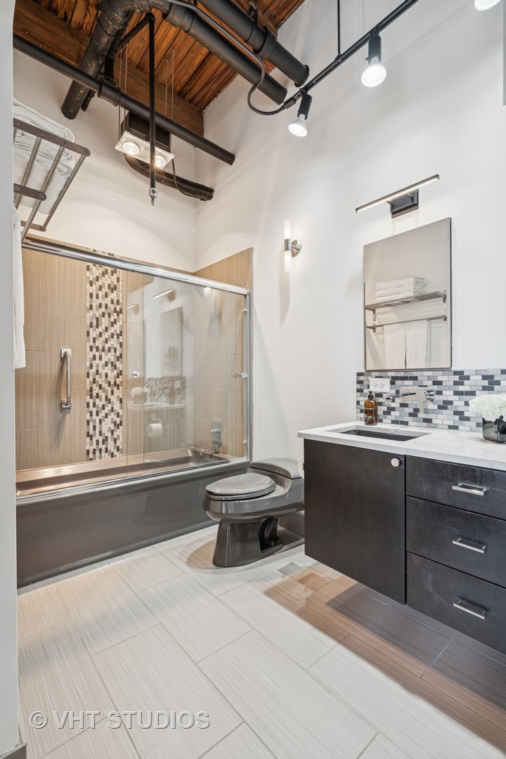 331 South Peoria Street, Unit PH6 Chicago, IL 60607 - Photo 15 of 46 a bathroom with a sink a bath tub and a shower