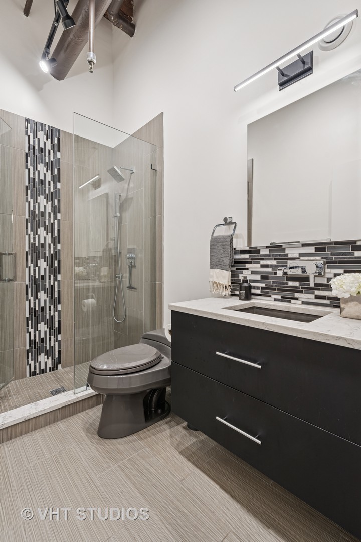 331 South Peoria Street, Unit PH6 Chicago, IL 60607 - Photo 23 of 46 a bathroom with a sink a toilet and shower