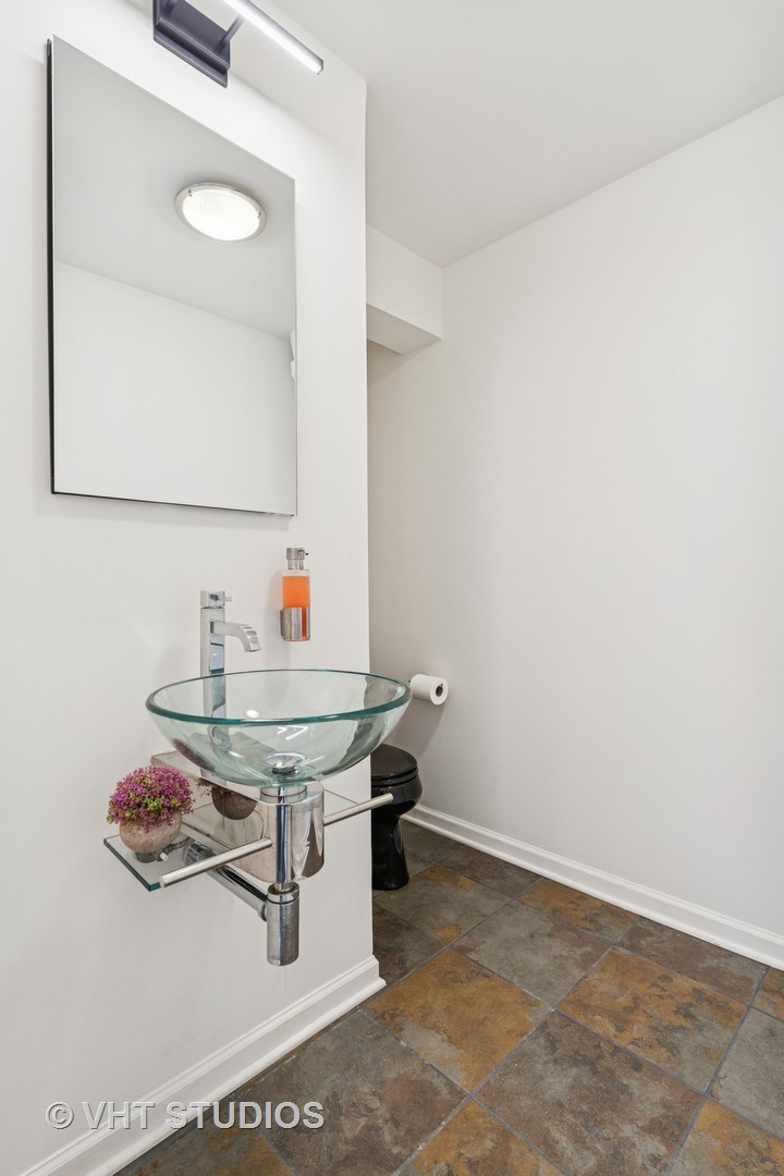 331 South Peoria Street, Unit PH6 Chicago, IL 60607 - Photo 29 of 46 a workspace with furniture and window