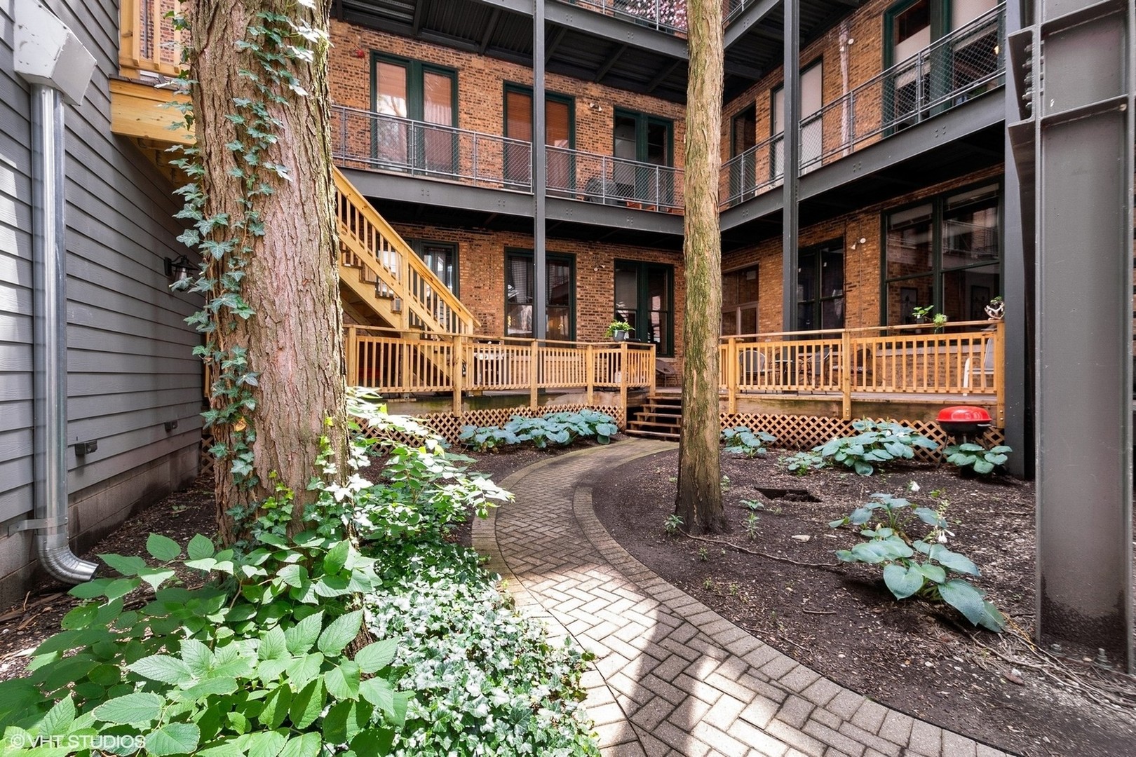 331 South Peoria Street, Unit PH6 Chicago, IL 60607 - Photo 43 of 46 a backyard of a house with lots of green space