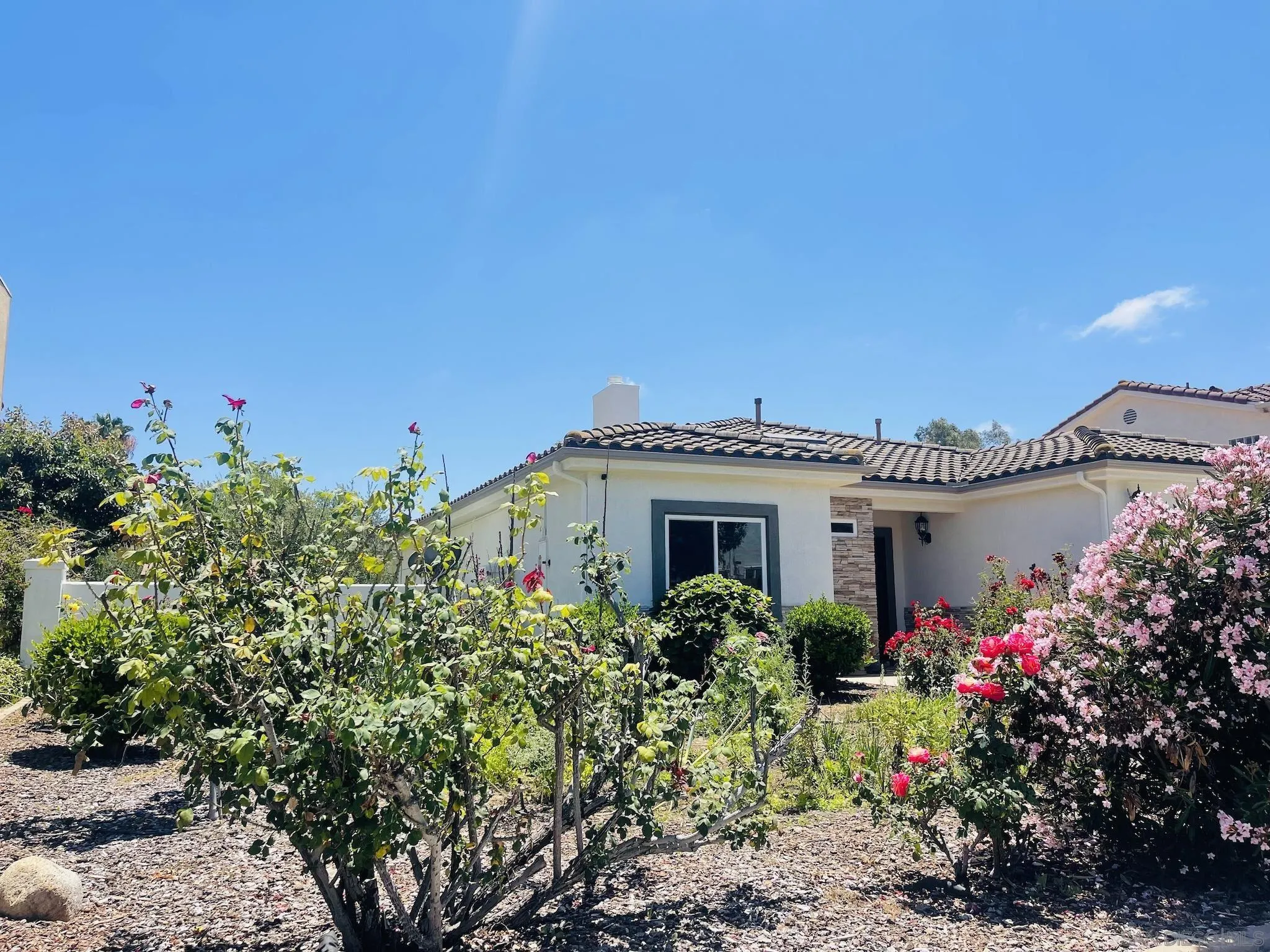 12709 Oak Knoll Road Poway, CA 92064 - Photo 3 of 36 a front view of a house with plants
