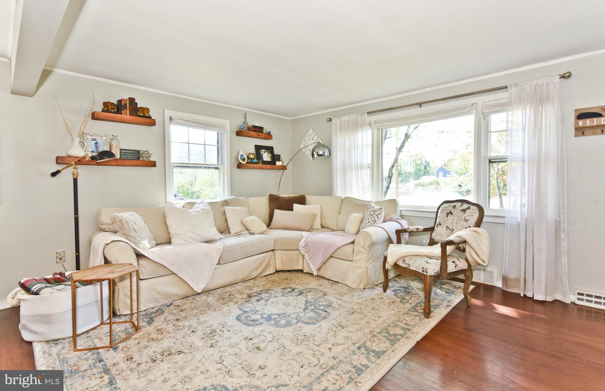 132 Roxboro Road Trenton, NJ 08648 - Photo 6 of 25 Living room