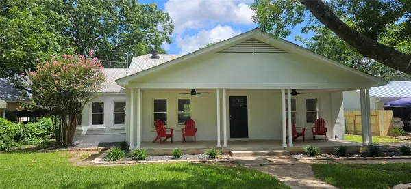 $1,990 | 505 Colorado Street, Smithville, TX 78957